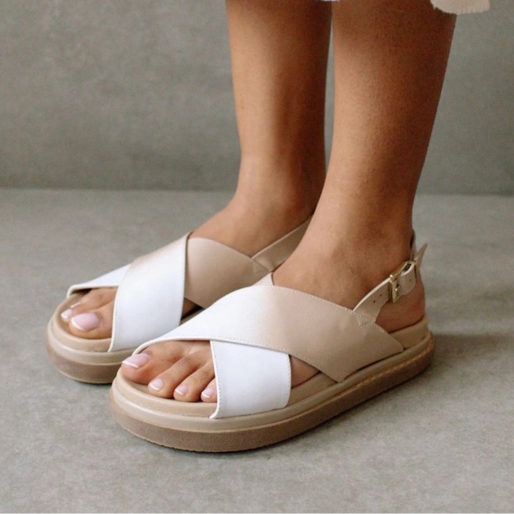 Alohas beige and white sandals